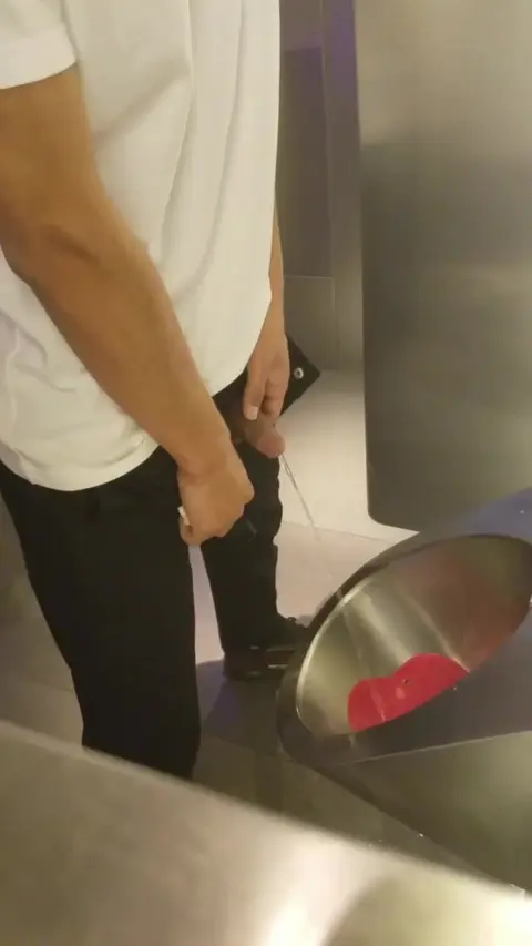 Muscular Chinese Man with Huge Cock Pissing - HD