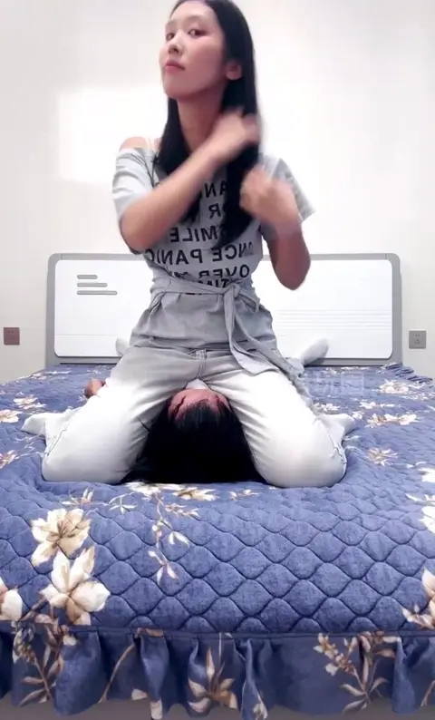 Facesitting in Homemade Asian Video