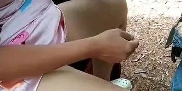 Old Pedagang Es Cream Gets Free Blowjob from Busty Auntie